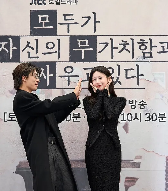 모두가 자신의 무가치함과 싸우고 있다 출연진 및 인물관계도(모자무싸)